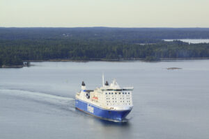 Finnlines-Fährschiff in den Schären